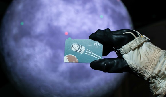 Ко Дню космонавтики вместе с московским Метрополитеном Музей космонавтики выпустил лимитированную серию транспортных карт «Тройка».