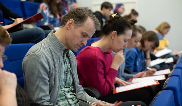 В Музее космонавтики прошёл Тотальный диктант. Текст читал Герой Советского Союза, лётчик-космонавт Александр Иванович Лавейкин.