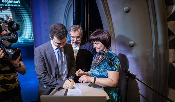 Директор компании ИНВИТРО Александр Островский, управляющий партнёр компании 3D Bioprinting Solutions Юсеф Хесуани и Директор Музея космонавтики Наталья Артюхина подписали акты о передаче биопринтеров «Орган.Авт» в фонды музея. 