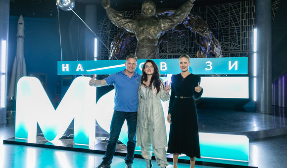 Гостем второго выпуска ток-шоу «МКС на связи» ВКонтакте и Роскосмоса стала известная телеведущая Елена Летучая. В Музее космонавтики Елена встретилась с космонавтом Сергеем Прокопьевым.