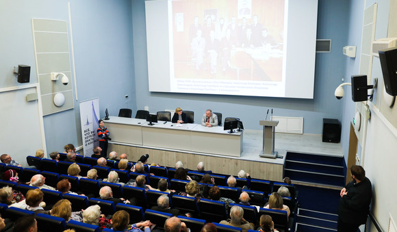 Герой Советского Союза, лётчик-космонавт Александр Иванович Лавейкин встретился в Музее космонавтики с жителями города Калязина.