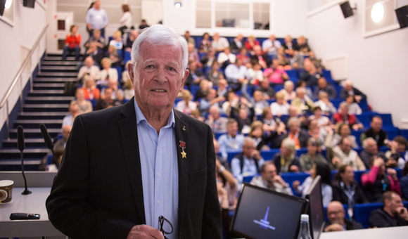 В Музее космонавтики прошла встреча с французским космонавтом, Героем Советского Союза Жан-Лу Жак Мари́ Кретье́ном.