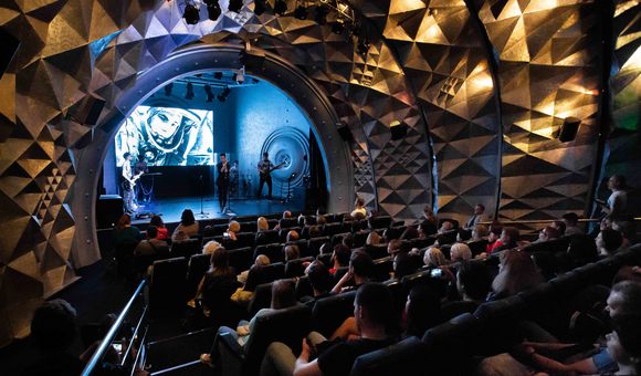 В Ночь Музеев в Музее космонавтики прошёл концерт группы AMARIA. Гостей музея ждали джаз, фолк, соул, поэзия о космосе и «Летучий Голландец».