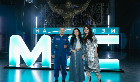 В новом выпуске самого космического шоу ВКонтакте и Роскосмоса «МКС на связи» певица Ёлка и космонавт Андрей Борисенко. Съёмки проходят у нас в Музее космонавтики.