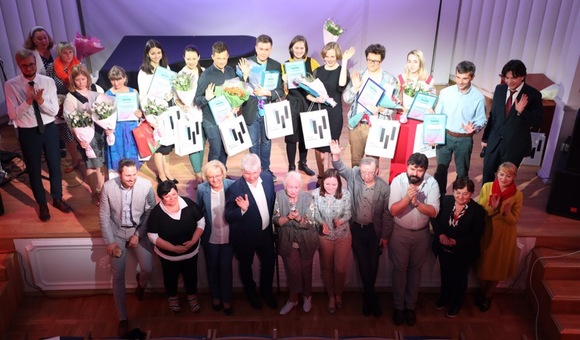 Анастасия Пржевальская, научный сотрудник отдела внемузейных проектов и выставок Музея космонавтики, получила специальный приз президента конкурса XIX городского конкурса «Лучший музейный работник-экскурсовод города Москвы 2019», Народного артиста Российской Федерации Евгения Князева.