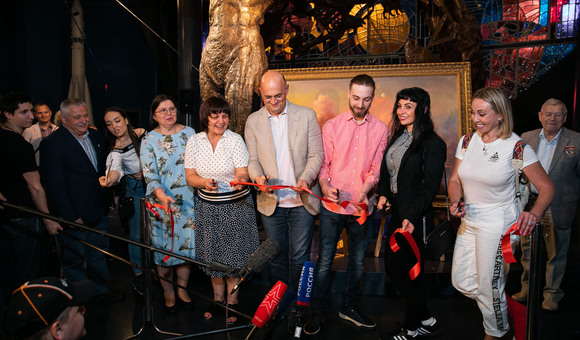 К 85-летию Алексея Архиповича Леонова, дважды Героя Советского Союза, лётчика-космонавта СССР в Музее космонавтики открылась выставка «ЛЕОНОВ». На ней можно увидеть картины космонавта, его личные вещи — среди них парадная форма с наградами.