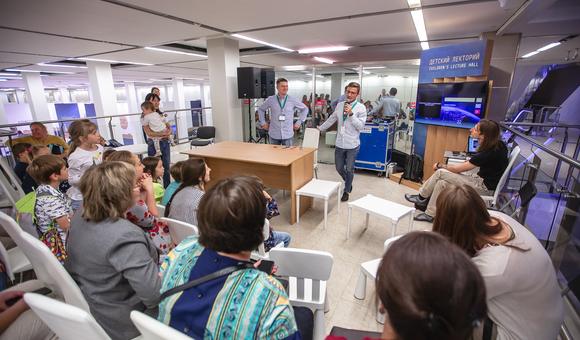 Педагоги Музея космонавтики Денис Прудник и Альфред Вардазарян проводят для детей викторину «Юрий Гагарин. Первый отряд космонавтов»