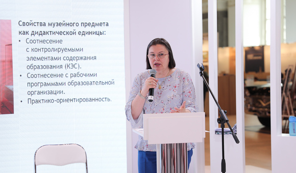 Интермузей-2019: Музей космонавтики проводит дискуссию «Как музейный предмет сделать дидактической единицей?» при участии музейных работников и методистов. Модератор - заместитель директора Музея и по научной работе В.Л Климентов. 