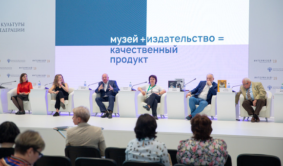 В рамках основной программы фестиваля Музей космонавтики проводит круглый стол «Книга для музея или музей для книги. Возможно сделать что-то новое?» при участии руководителей издательств Бослен, АСТ, редактора Георгия Гупполы и руководителей Музея космонавтики, Московского зоопарка и Музея телефона. 