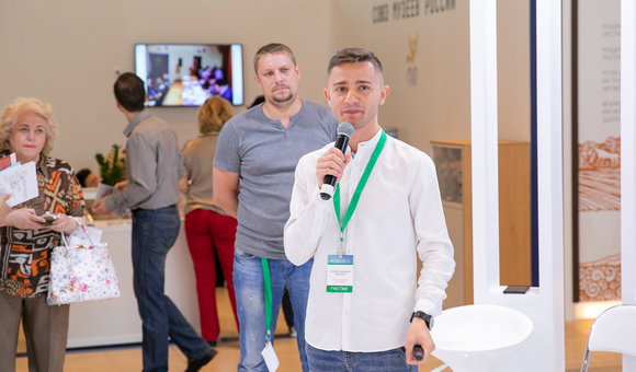 Педагоги Музея космонавтики Альфред Вардазарян и Денис Прудник принимают участие в секции «Практика профориентационной работы музеев: кружки, лаборатории, детские центры». 