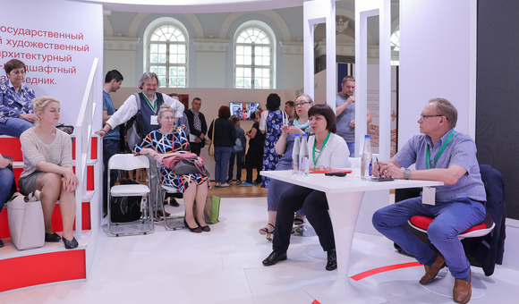 Директор Музея космонавтики Н.В. Артюхина выступает в рамках дискуссии «Мемориальные экспозиции московских музеев». 