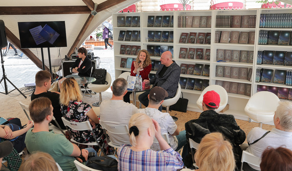 Заместитель директора Музея космонавтики по научной работе Вячеслав Климентов и руководитель пресс-службы Дарья Чудная представили новую книгу музея «Королёв. Горизонт событий. Нежные письма сурового человека. 1947—1965» на фестивале «Красная площадь».