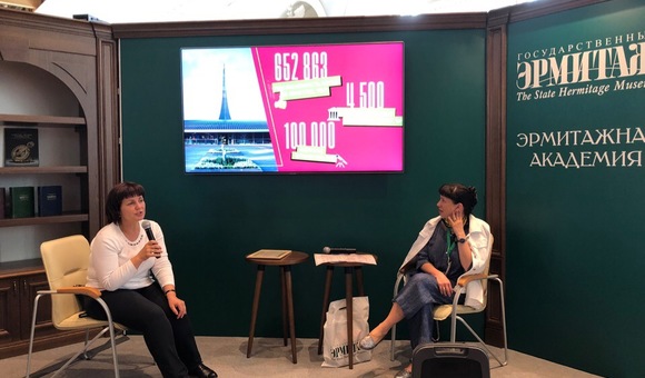 Интермузей-2019: Директор Музея космонавтики Н.В Артюхина и заместитель директора по научной работе В.Л Климентов проводят презентацию «Как музею выиграть Чемпионат мира» на стенде Государственного Эрмитажа.