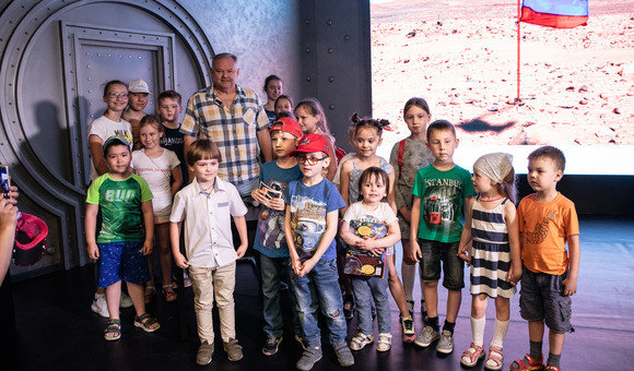 В Музее космонавтики прошла встреча с Героем Советского Союза, лётчиком-космонавтом Александром Ивановичем Лавейкиным.