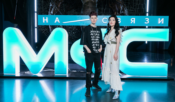 Гостем 9-го выпуска шоу ВКонтакте и Роскосмоса «МКС на связи» стал художник-каллиграфутурист Покрас Лампас. Он вышел на связь с командиром МКС Олегом Кононенко.