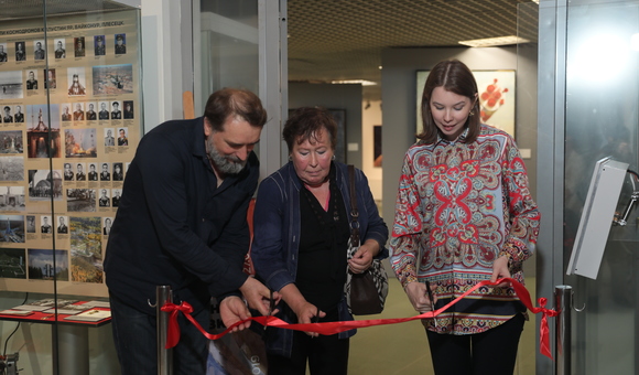 В Музее космонавтики открылась выставка «Космос крупными мазками».
