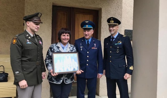 Перед отправкой на Байконур основной экипаж корабля «Союз МС-13» посетил Дом-музей академика С.П.Королёва. Алексей Скворцов, Эндрю Морган и Лука Пармитано возложили цветы к памятнику Главного конструктора, а после осмотрели дом-музей.