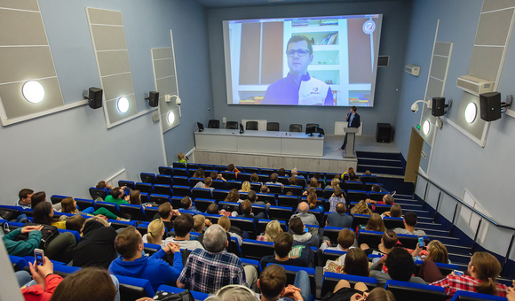 Благодаря поддержке посольства Израиля после фильма «Секунды до прилунения» гости Музея космонавтики могли задать вопросы одному из руководителей проекта SpaceIL Eran Shmidt. Модерировал дискуссию эксперт музея Виталий Егоров.